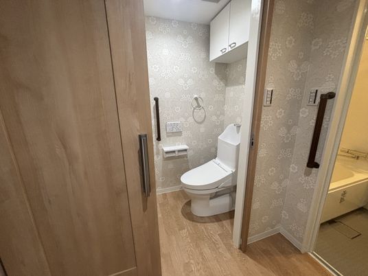 清潔な洗面台とトイレ