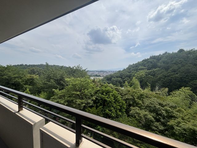 木々と市街地の展望 バルコニー 自然豊かな環境と市街地を一望できるバルコニーです。心地よい風が吹き抜け、リラックスできます。