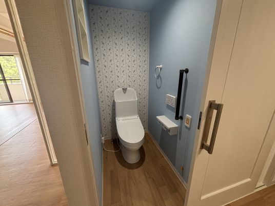 落ち着いた色調のトイレ