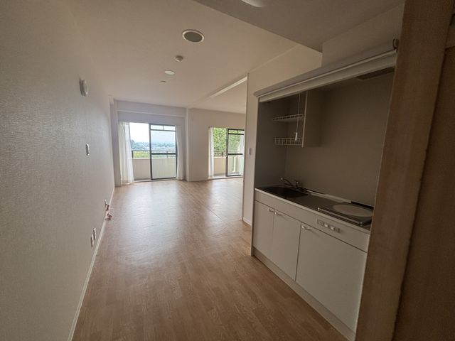 広々とした居室 居室 自然光が差し込む明るい居室です。設備の整った部屋で快適に過ごせます。