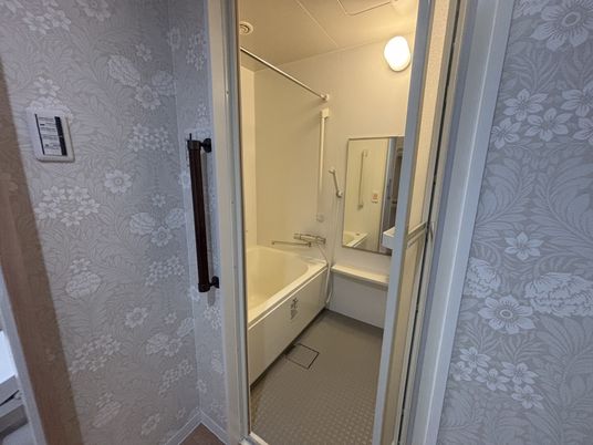 手すりの付いた浴室