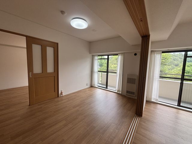 自然光豊かな居室 居室 自然光が心地良く差し込む広々とした空間です。引き戸の設計で使いやすさが考慮されています。