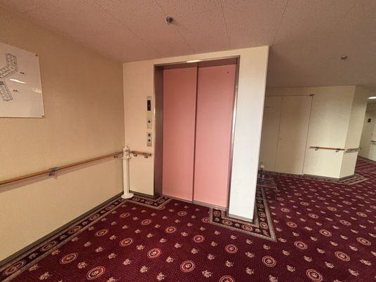 落ち着いた廊下のエレベーター