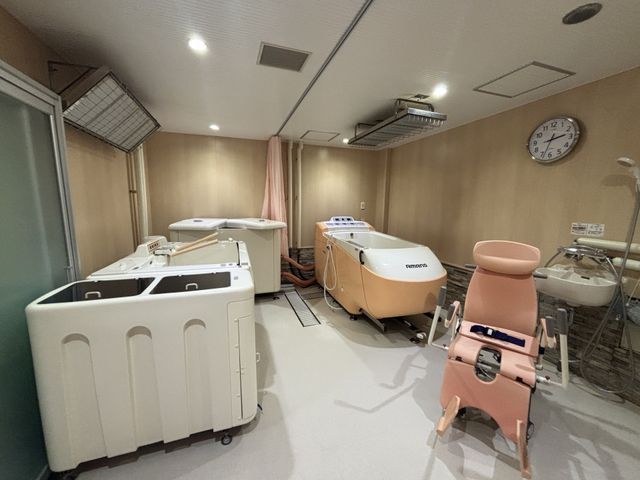 最新設備の浴室 浴室 車椅子の方も安心して利用できる機器が整った明るい空間です。温かみのある装飾が特徴です。