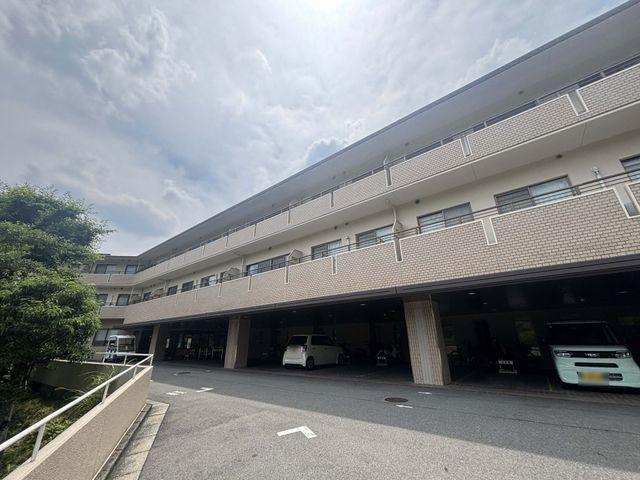 シャープな外観 外観 落ち着いた雰囲気の建物です。広々とした駐車スペースが整備されています。