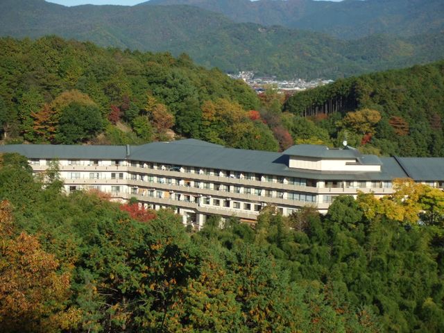 自然に囲まれた建物全景 全景 四季折々の色彩に囲まれ、ゆったりとした環境の中にあります。