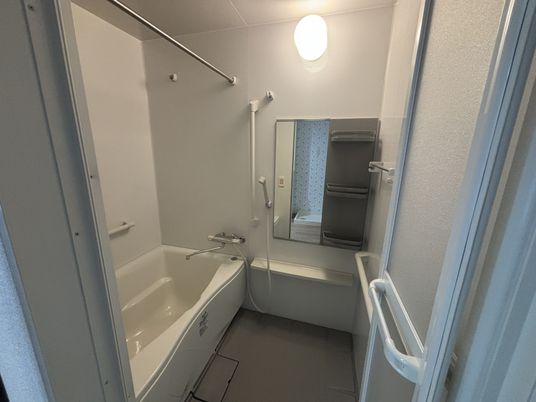 手すり付の浴室