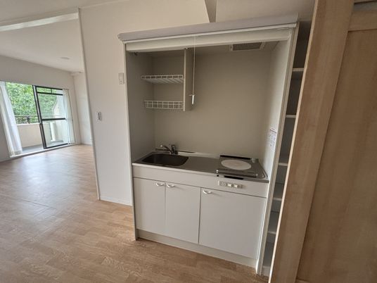 明るい居室とキッチン