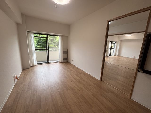 広々とした居室 居室 自然光が差し込む明るい空間の居室です。部屋の広さが感じられ、利用者様に快適な生活を提供します。