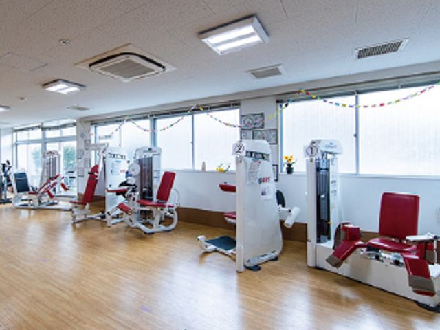 広々とした機能訓練室 機能訓練室 自然光がたっぷり入る明るい空間で、快適にトレーニングができます。ダイナミックな設備が整っています。