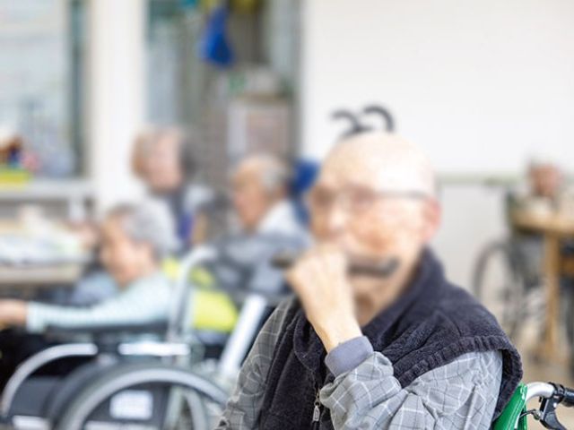 車椅子の集まりの様子 ラウンジ 車椅子利用者がリラックスするための暖かな雰囲気の空間があります。明るさが心地よいです。