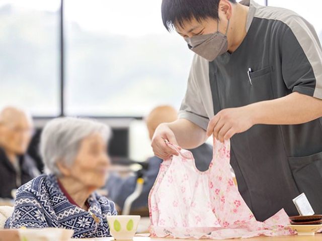 スタッフと利用者の交流 内観 自然光が差し込む空間で、スタッフが丁寧にケアを行っています。安心して働ける環境です。