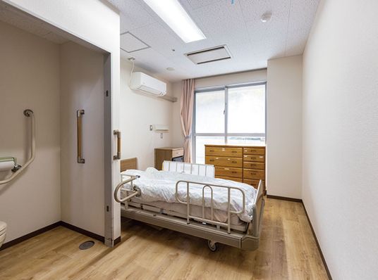 明るい個室の居室