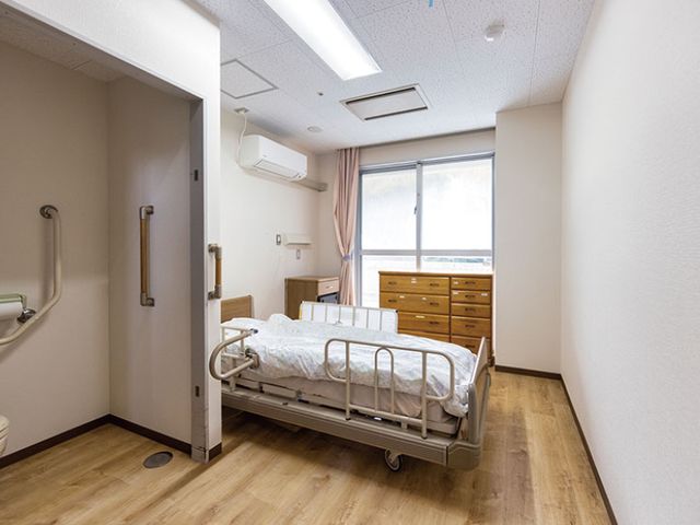 明るい個室の居室 居室 自然光が差し込む明るい個室で、快適なプライベート空間が広がっています。
