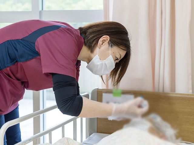 ケアスタッフの様子 スタッフイメージ 温かい雰囲気の中で、ケアスタッフが利用者の方と丁寧に接しています。