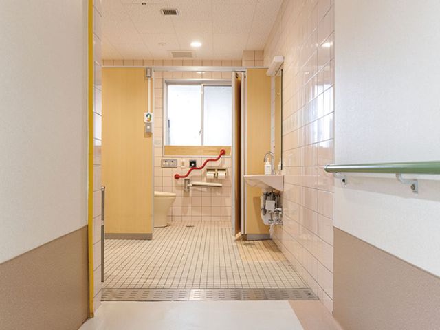 バリアフリー対応のトイレ トイレ 清潔で広々としたトイレ空間です。手すりもあり、安全にご利用いただけます。