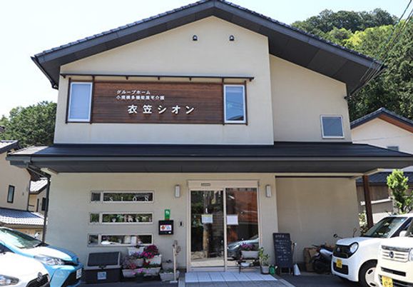 木の看板がかかる外観