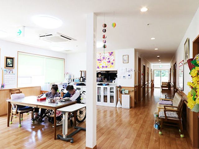 広々とした廊下 廊下 明るい廊下は自然光が差し込み、広々としていて快適に過ごせます。リラックスできる空間です。