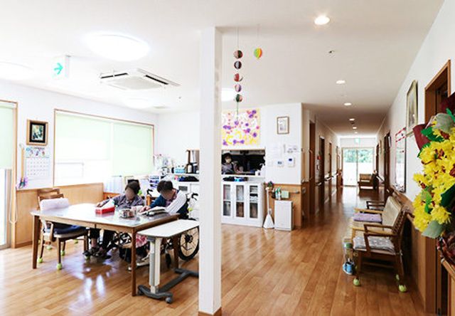 広々とした廊下 廊下 明るい廊下は自然光が差し込み、広々としていて快適に過ごせます。リラックスできる空間です。