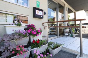 色とりどりの花が並ぶエントランス