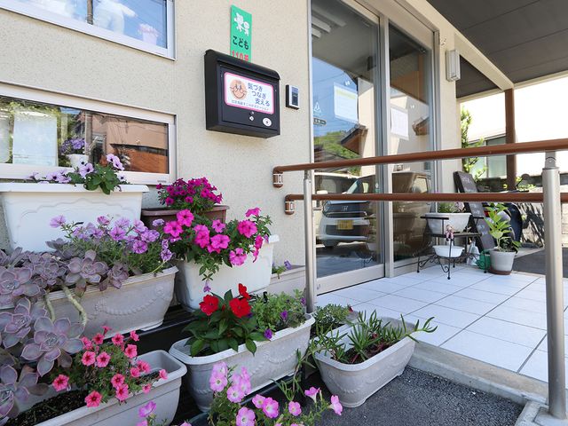 色とりどりの花が並ぶエントランス エントランス 色とりどりの花々が美しく並んでおり、入居者や訪問者を温かく迎える場所になっています。