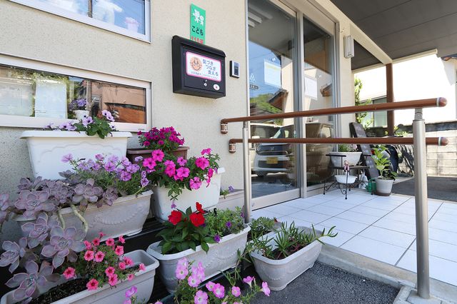 色とりどりの花が並ぶエントランス エントランス 色とりどりの花々が美しく並んでおり、入居者や訪問者を温かく迎える場所になっています。