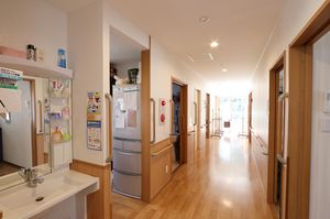 長い廊下の居室