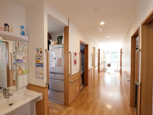 長い廊下の居室 廊下 自然光が差し込む、物が少なく歩きやすい廊下です。手すりもあり安心してご利用いただけます。