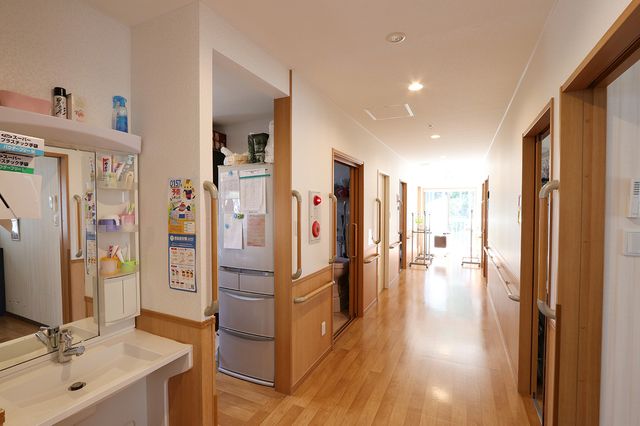 長い廊下の居室 廊下 自然光が差し込む、物が少なく歩きやすい廊下です。手すりもあり安心してご利用いただけます。