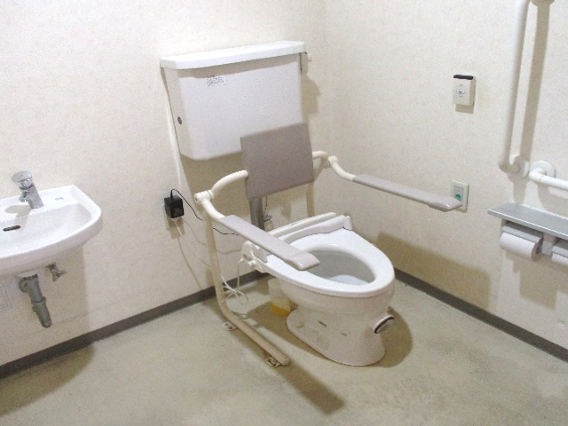 手すり付きトイレ設備 トイレ 安全性と使いやすさに配慮したトイレで、利用者様のサポートをお願いします。安心の環境で働けます。