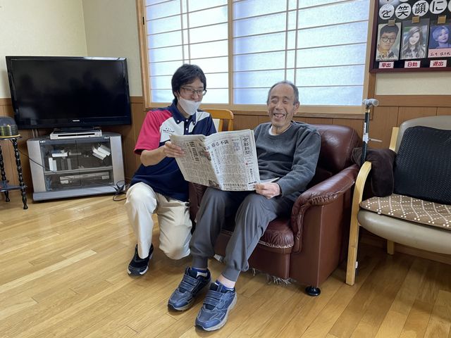 スタッフと利用者の和やかな時間 リビング 温かな対話を大切にする職場です。利用者と共にゆったりとした時間を過ごすことができます。