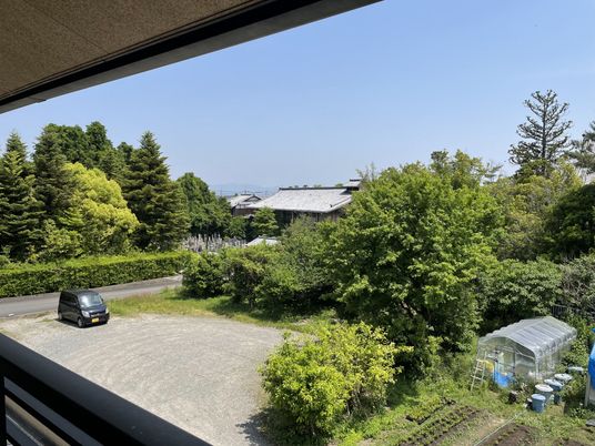 自然に囲まれた施設外観