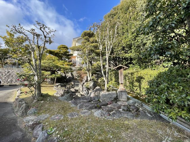 緑豊かな施設の中庭 中庭 中庭を望む癒しの空間で、利用者様と共に心地よい日々を支えるお仕事をしませんか。