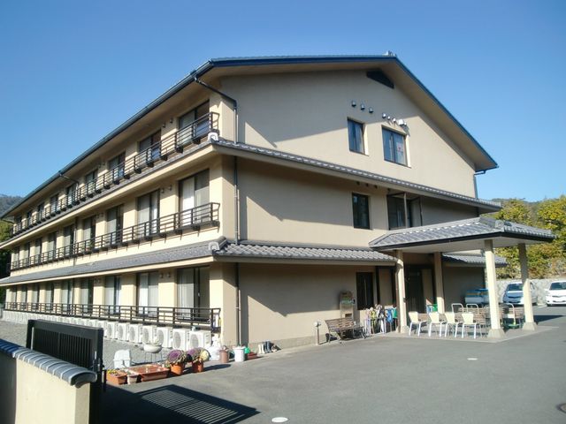 職場となる施設外観 外観 嵯峨野ケアセンターそよ風は、ご入居者様の自立を支援し、共同生活を通じて温かな日々を提供いたします。個別のニーズに合わせたケアで、安心の生活を。