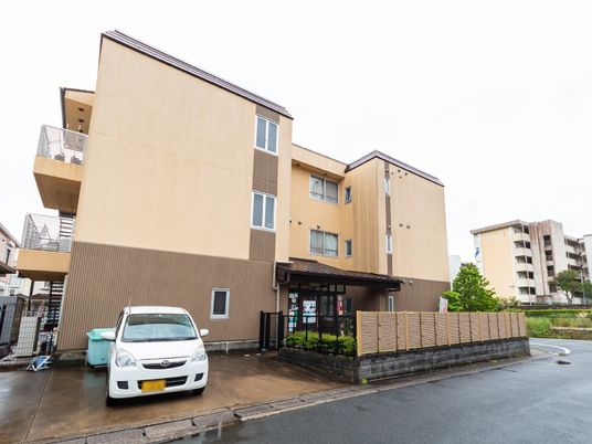 茶色の建物の外観
