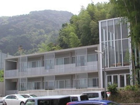 自然に囲まれた施設外観