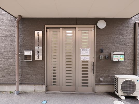 エントランスの扉と看板