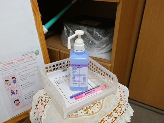手指消毒剤と記帳台