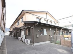 落ち着いた色合いの建物の外観