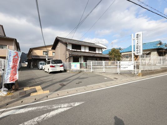 施設の明るい外観