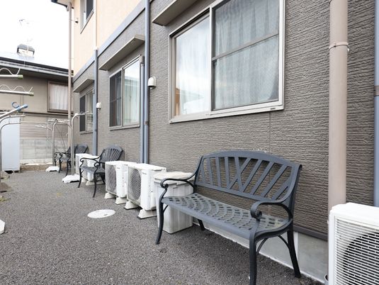 中庭のベンチと植物