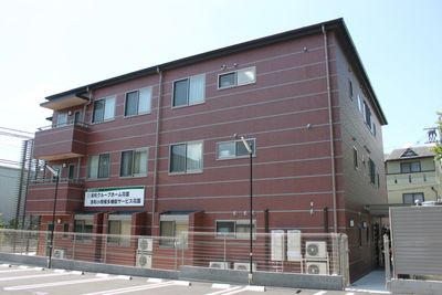 赤い外壁の建物