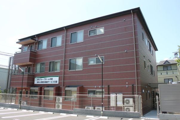 赤い外壁の建物
