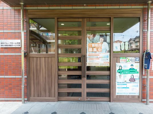 明るい建物のエントランス