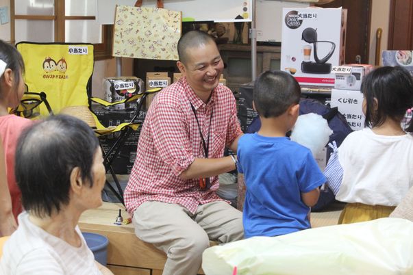 笑顔の人々と集まる部屋