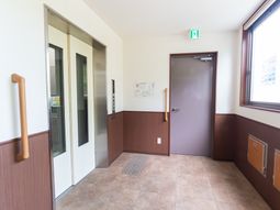 エレベーターと出口の廊下