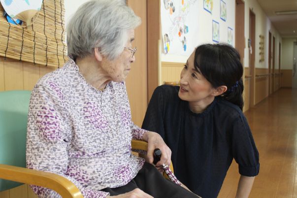 談笑するスタッフと利用者の様子