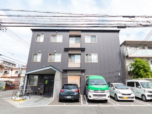 現代的な施設の外観