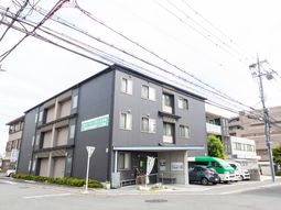外観の建物と駐車場