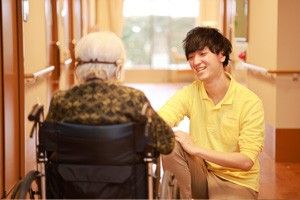 笑顔のスタッフと利用者の廊下